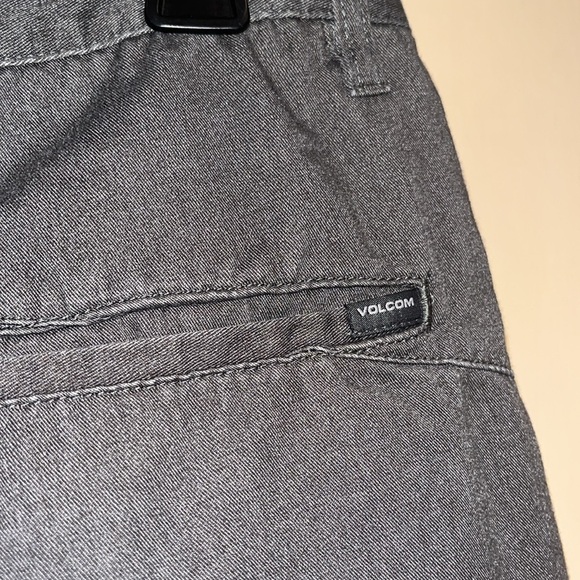 Volcom Men’s grey/ faded black pocketed long shorts size 34 - Picture 6 of 7